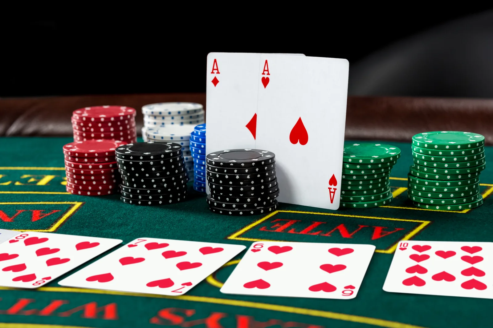 Cartas e fichas sobre uma mesa de blackjack