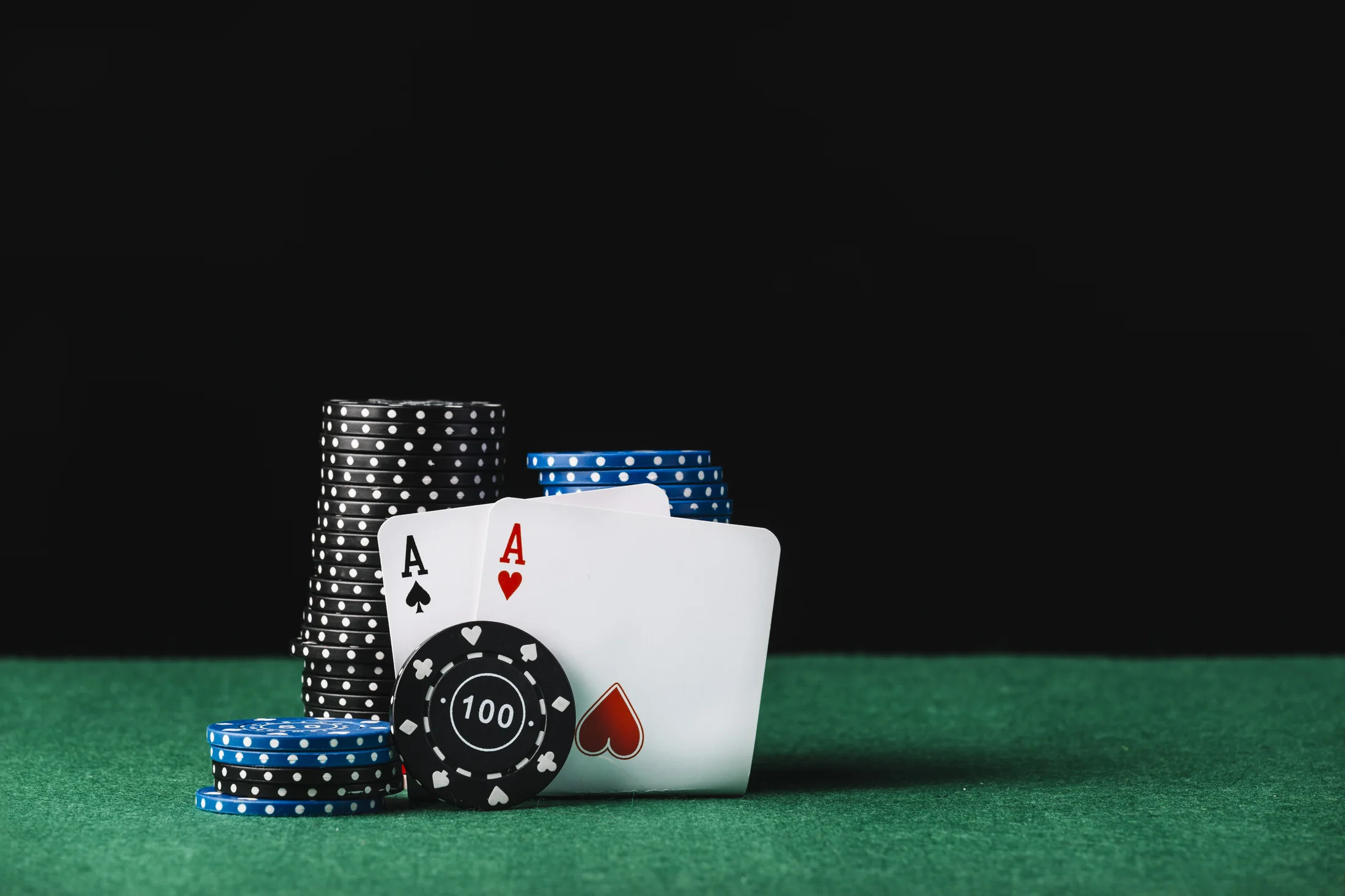 Fichas e cartas em uma mesa de cassino
